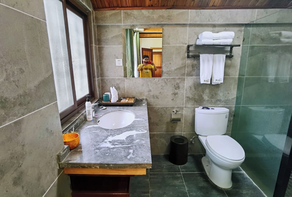 Classic Twin Room, Non Smoking, Courtyard View | Bathroom | Designer toiletries, hair dryer, bathrobes, towels