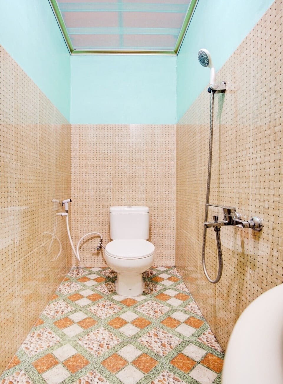 Standard Double Room | Bathroom | Shower, free toiletries, bidet, towels