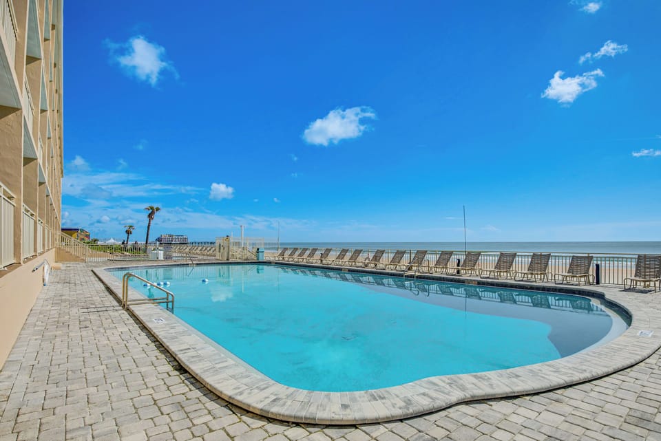 Daytona Inn Beach Resort | Community Amenities | Outdoor Pool | Kiddie Pool