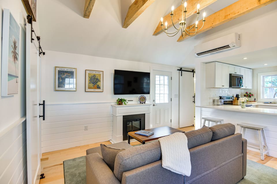 Living Room | Free WiFi | Central Heating & A/C | Smart TV | Full Sleeper Sofa