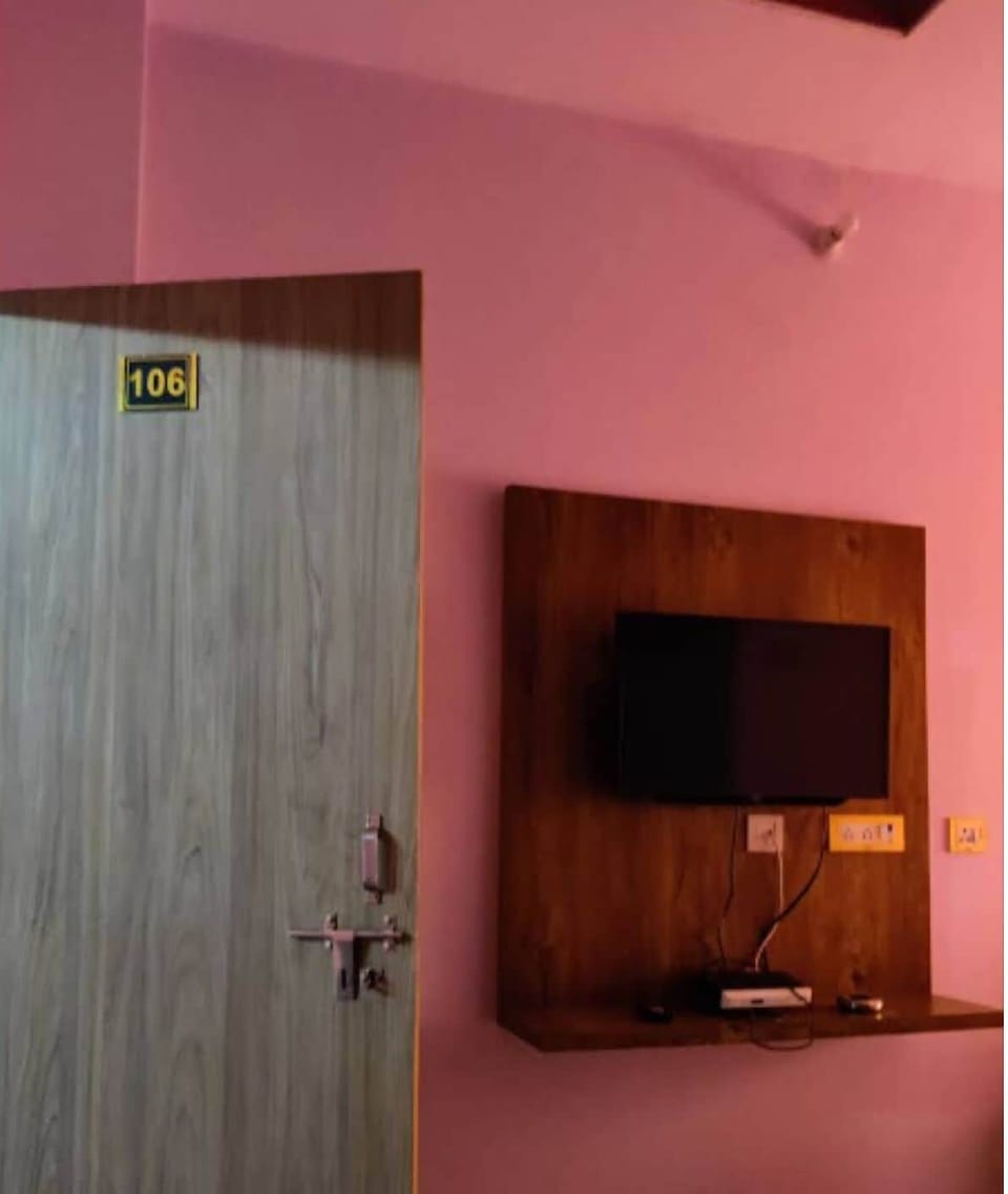 Rollaway beds (surcharge), WiFi (free), bed sheets