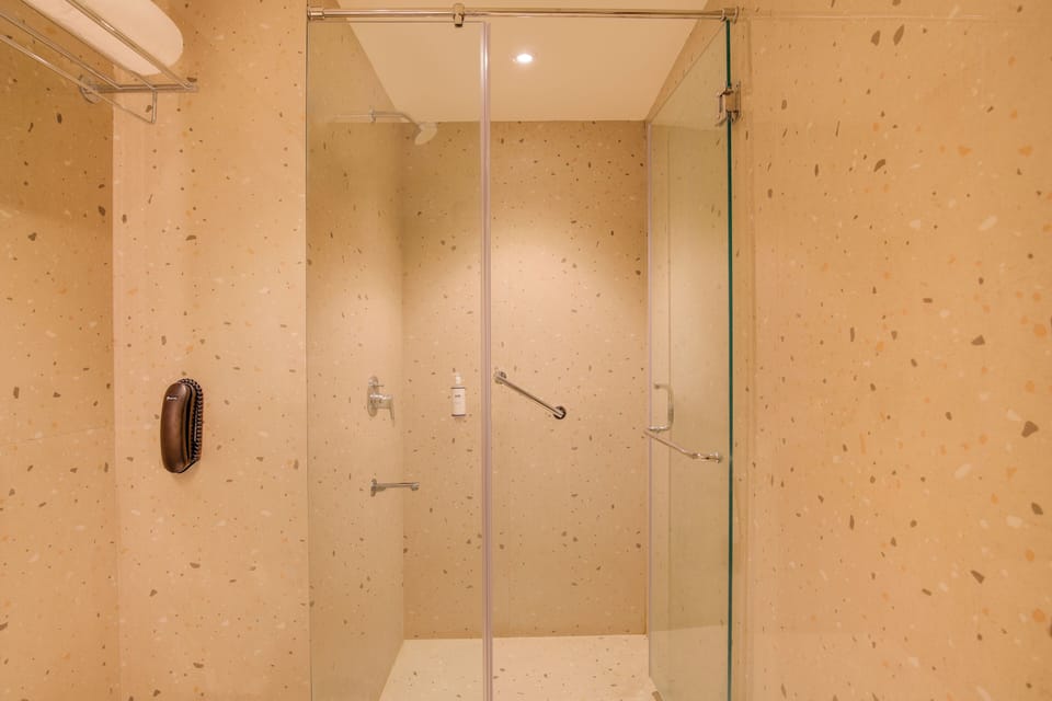 Deluxe Double Room | Bathroom | Free toiletries, slippers, toilet paper