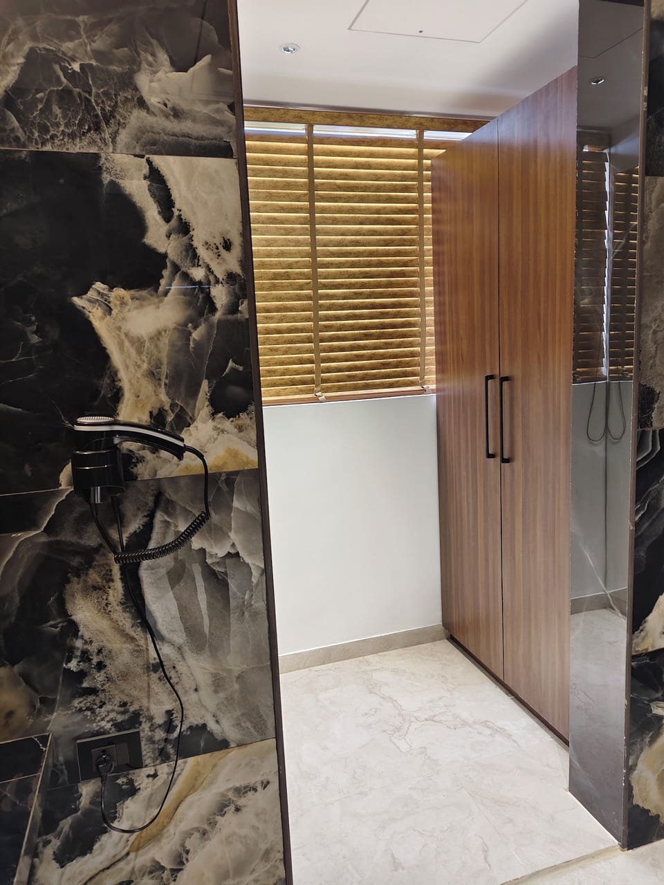 Hazel Suite, 1 King Bed | In-room safe, desk, iron/ironing board, free WiFi