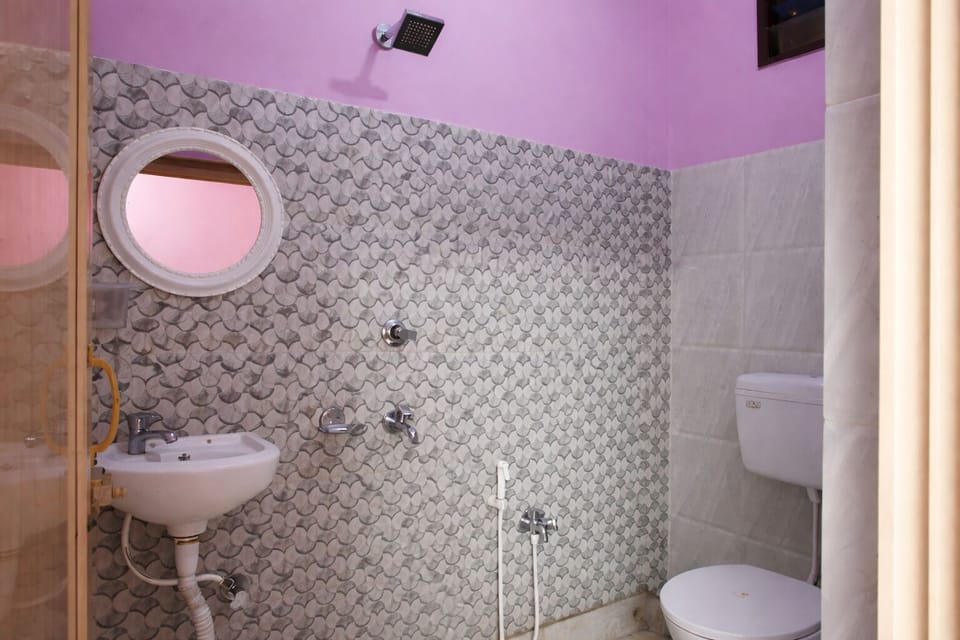 Deluxe Quadruple Room, Air conditioning | Bathroom | Shower, rainfall showerhead, free toiletries, slippers