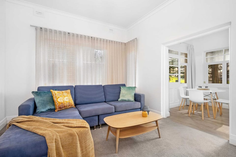 Open living to dining/kitchen