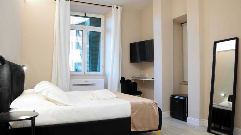 Deluxe Double or Twin Room, Non Smoking | Memory foam beds, minibar, in-room safe, desk