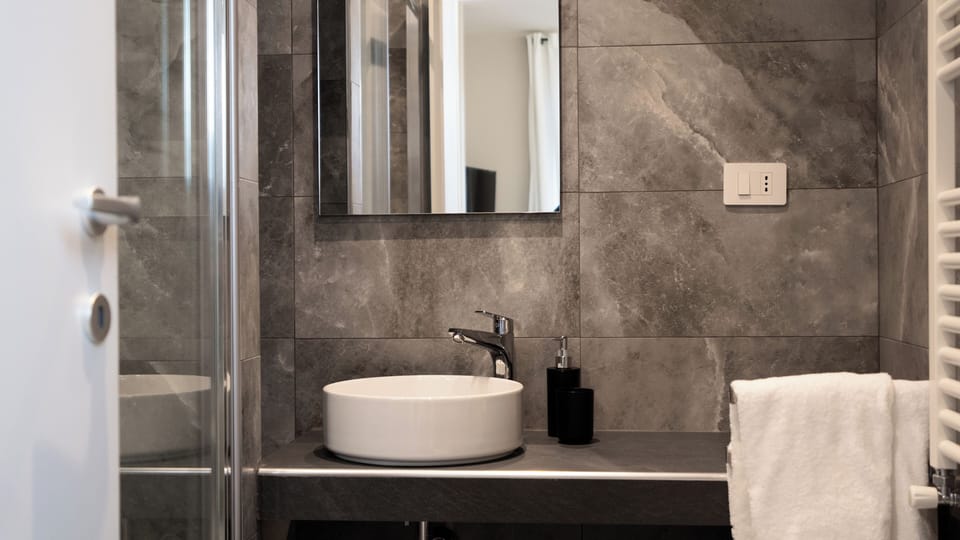 Deluxe Double or Twin Room, Non Smoking | Memory foam beds, minibar, in-room safe, desk