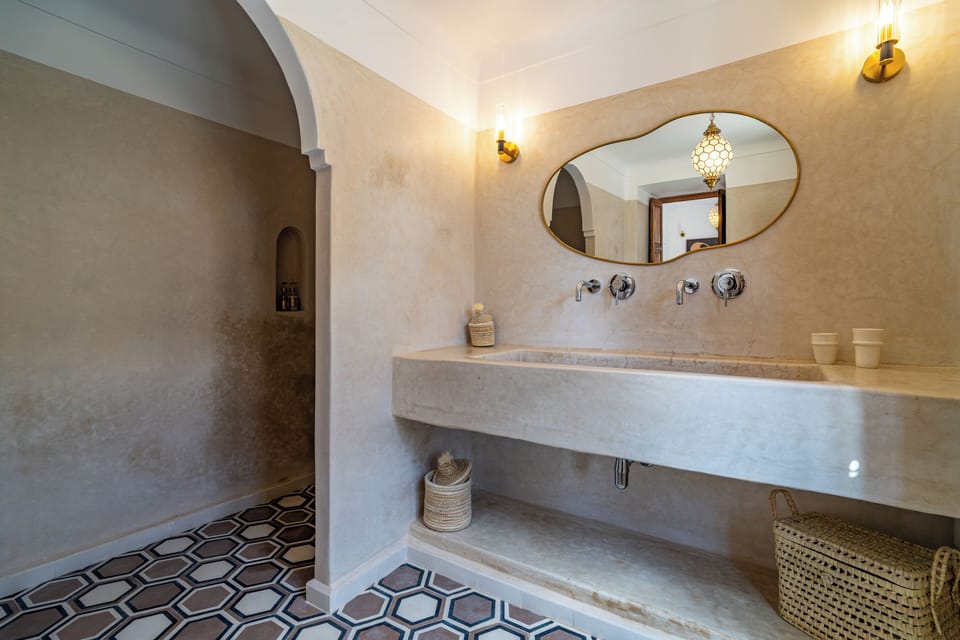 Superior Double Room | Bathroom | Shower, hair dryer, soap, shampoo