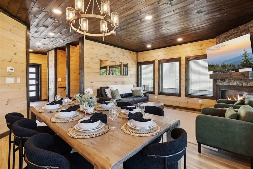  Gather around the rustic table and savor mountain views with friends and family!