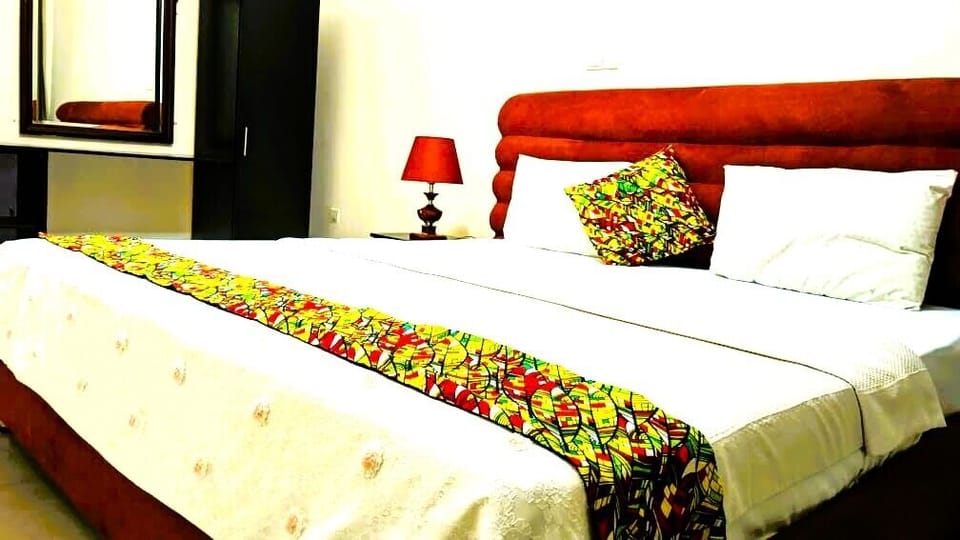 Executive Studio Suite, Balcony, Mountain View | Hypo-allergenic bedding available, memory foam beds, in-room safe, desk