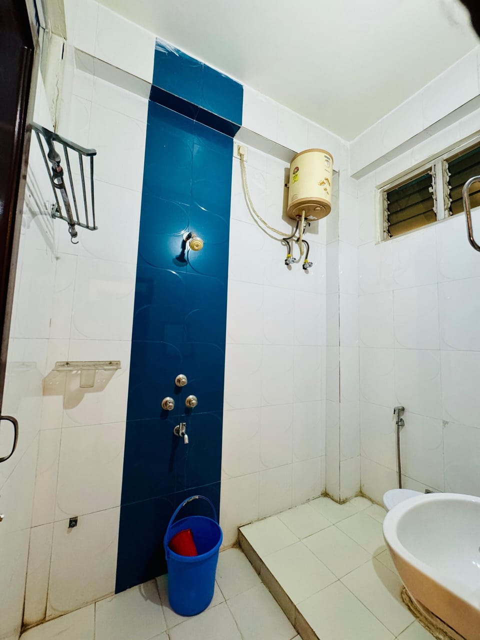Slippers, bidet, towels, shampoo
