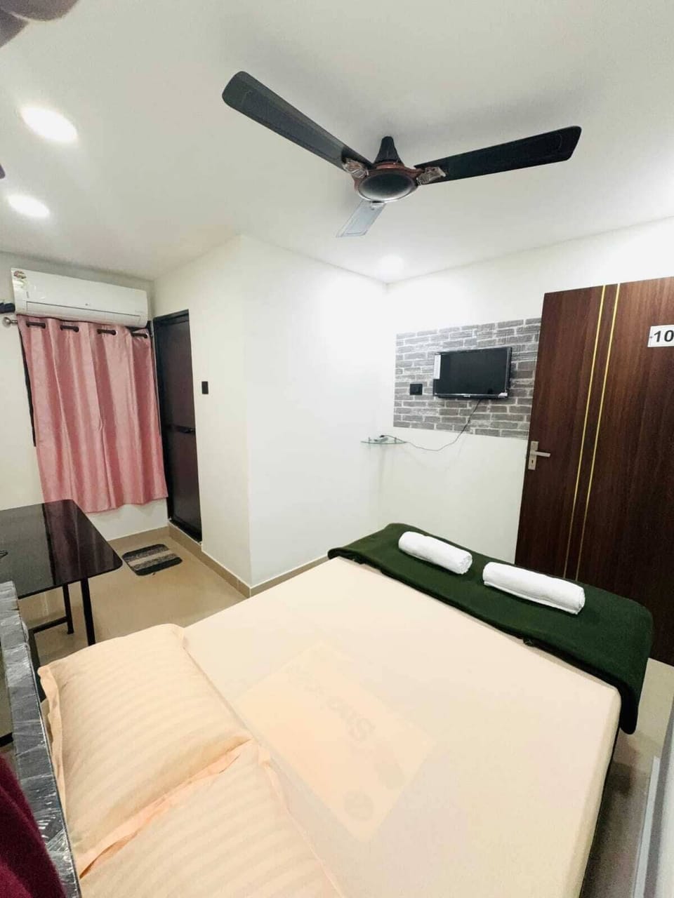 Senior Double Room | Free WiFi, bed sheets