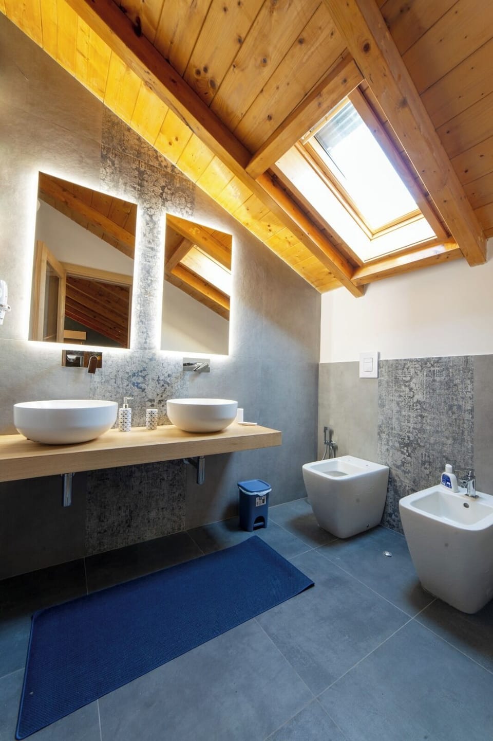 Deluxe Suite, City View | Bathroom | Bidet