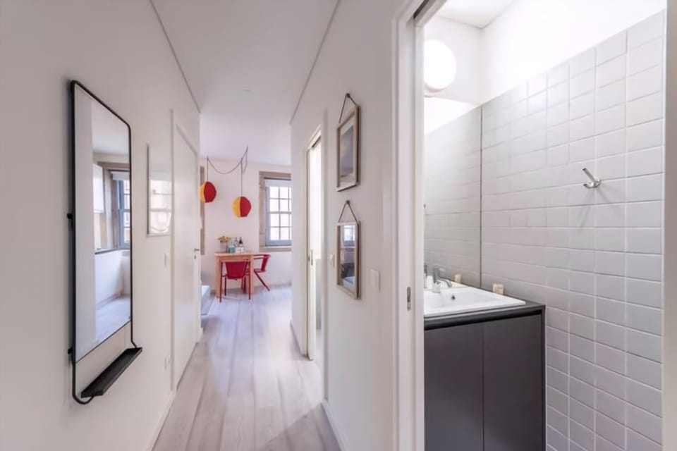 Shower, hair dryer, towels, shampoo