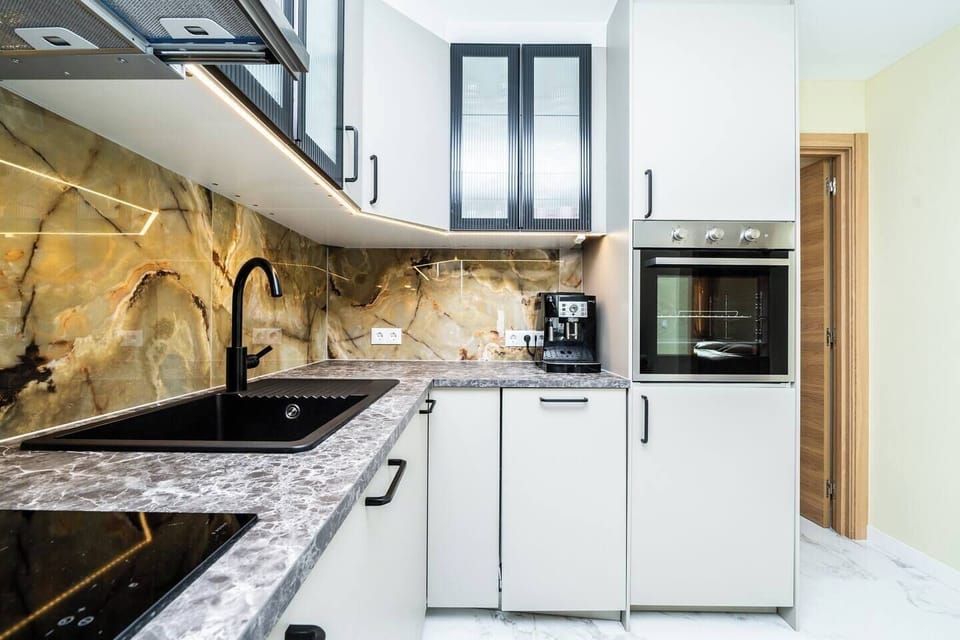 Fully equipped kitchen with a coffee machine including necessary coffee beans.