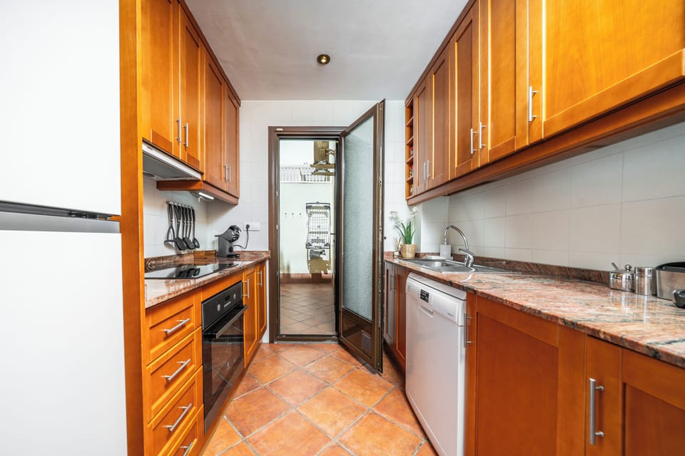 Fully equipped kitchen (2)