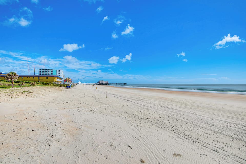 Oceanfront Gem - Walk to Daytona Beach Pier! Apartment in Florida