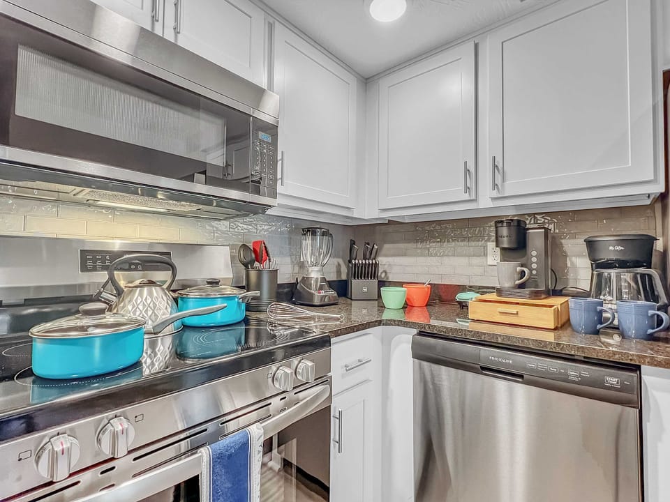 Beautiful complete kitchen with all new appliances and everything you need to enjoy a snack or full meal.