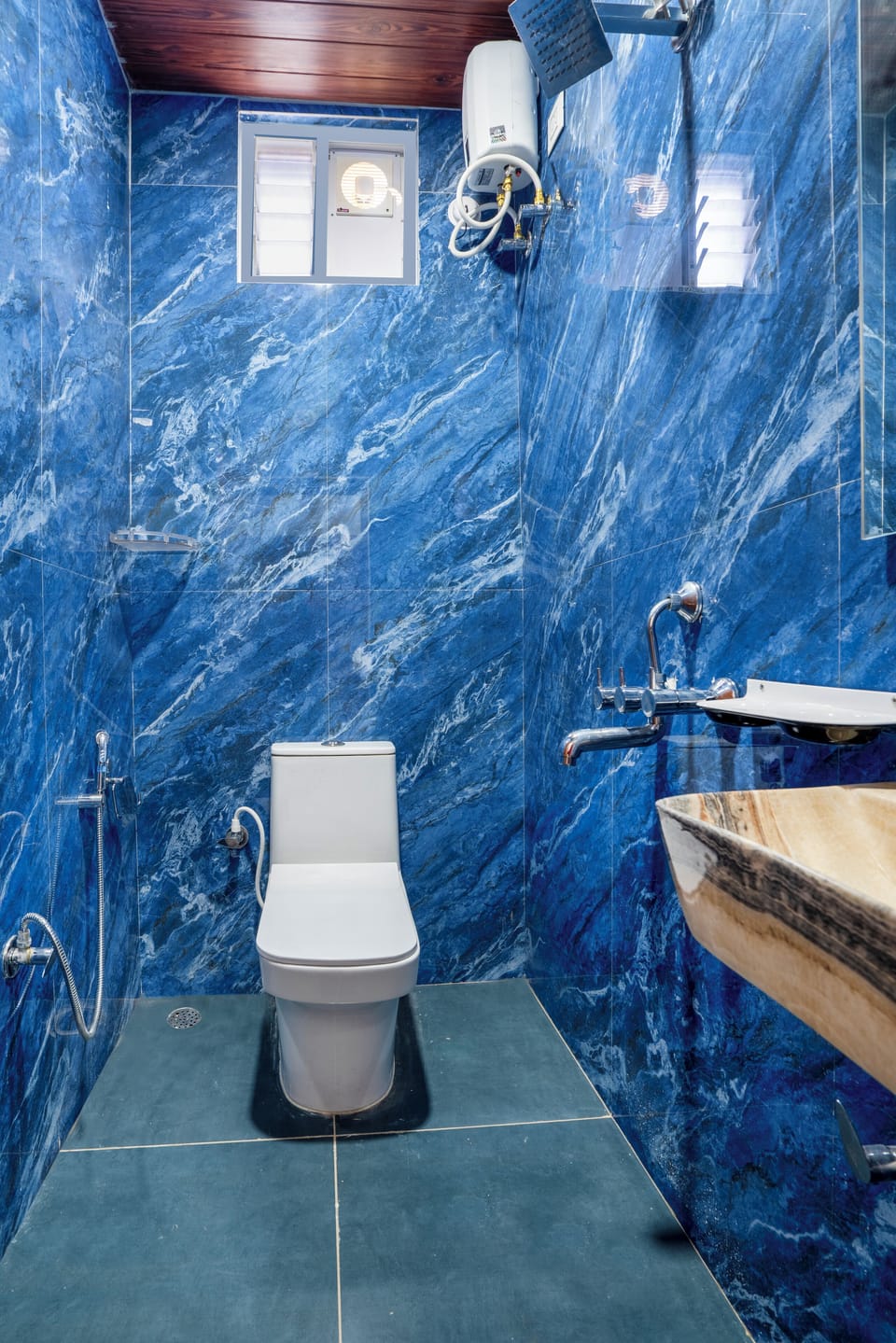 Luxury Double Room, City View | Bathroom | Shower, free toiletries, hair dryer, slippers
