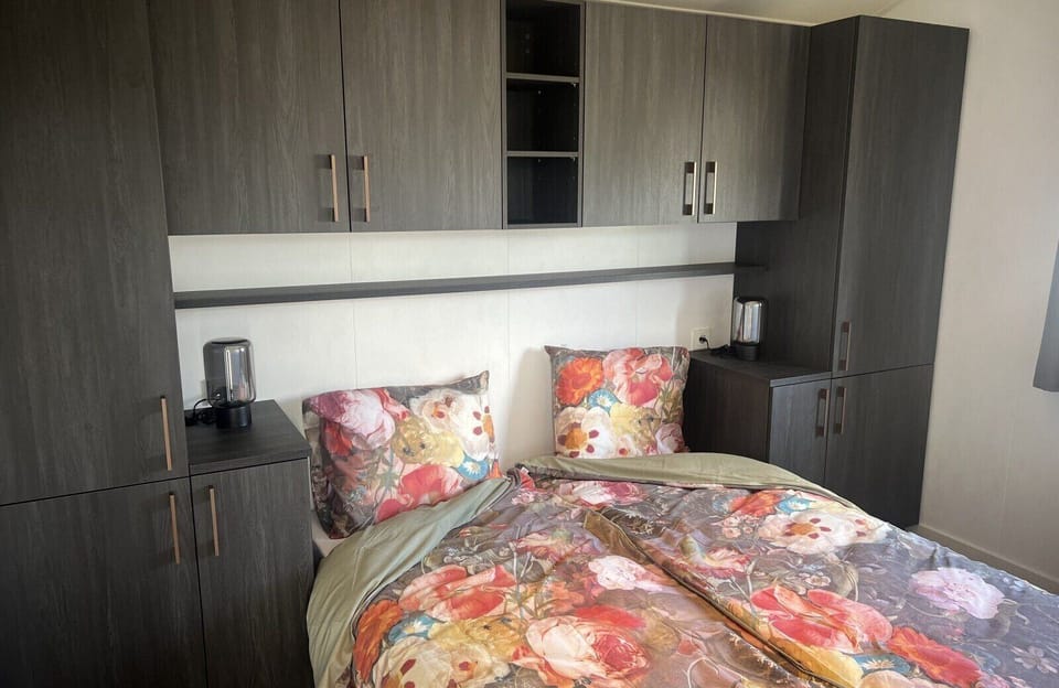 Bedroom with double bed at Vakantiepark de Zeeuwse Parel - Zeeparel