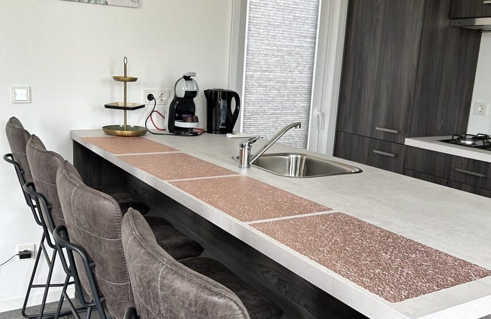 Kitchen island with stools from Vakantiepark de Zeeuwse Parel - North Sea Deluxe