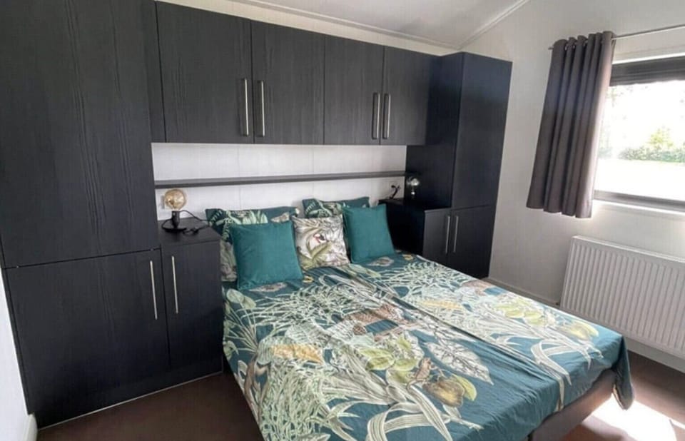 Bedroom with double bed at Vakantiepark de Zeeuwse Parel - de Parel