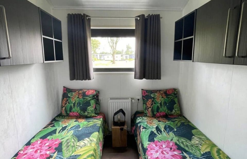 Bedroom with two single beds at Vakantiepark de Zeeuwse Parel - de Parel