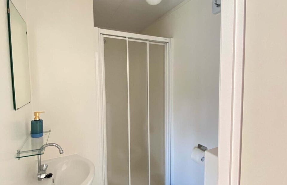 Bathroom at Vakantiepark de Zeeuwse Parel - Hotel room