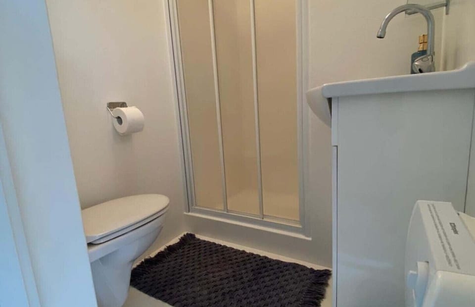 Bathroom at Vakantiepark de Zeeuwse Parel - Hotel room