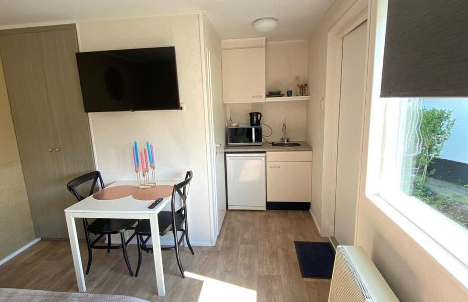 Dining table and kitchen at Vakantiepark de Zeeuwse Parel - Hotel room