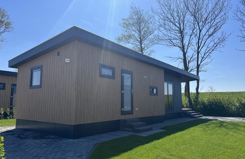 Front and garden of Holiday Park De Zeeuwse Parel - Dijkzicht