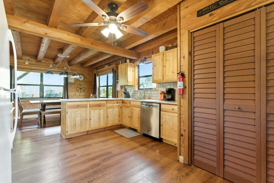 Cabin, 3 Bedrooms | Private kitchen | Coffee/tea maker, fridge, oven