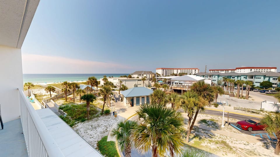 Condo, 2 Bedrooms | Property grounds
