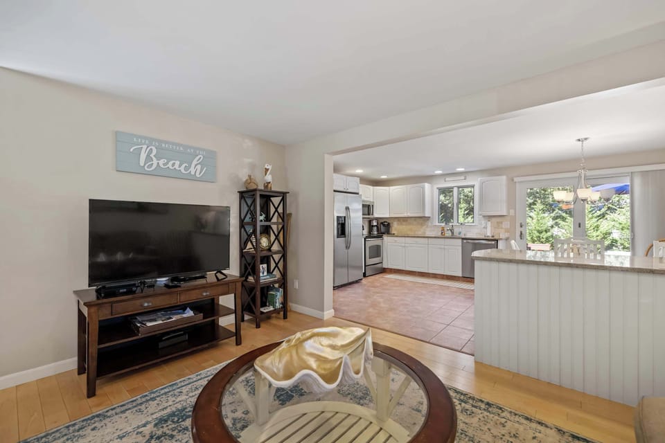 Open-concept layout with easy flow from living room to kitchen and dining area