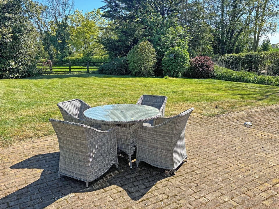 Patio and outside seating area enjoying the garden | Willow Cottage - Framlingham Retreats, Framlingham