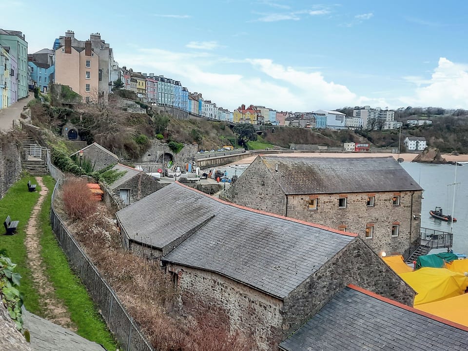 Surrounding area | Cerdd Y Mor, Tenby