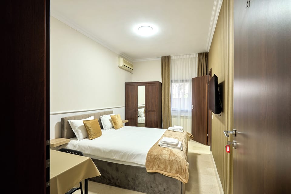 Deluxe Double Room | Iron/ironing board, WiFi (free)