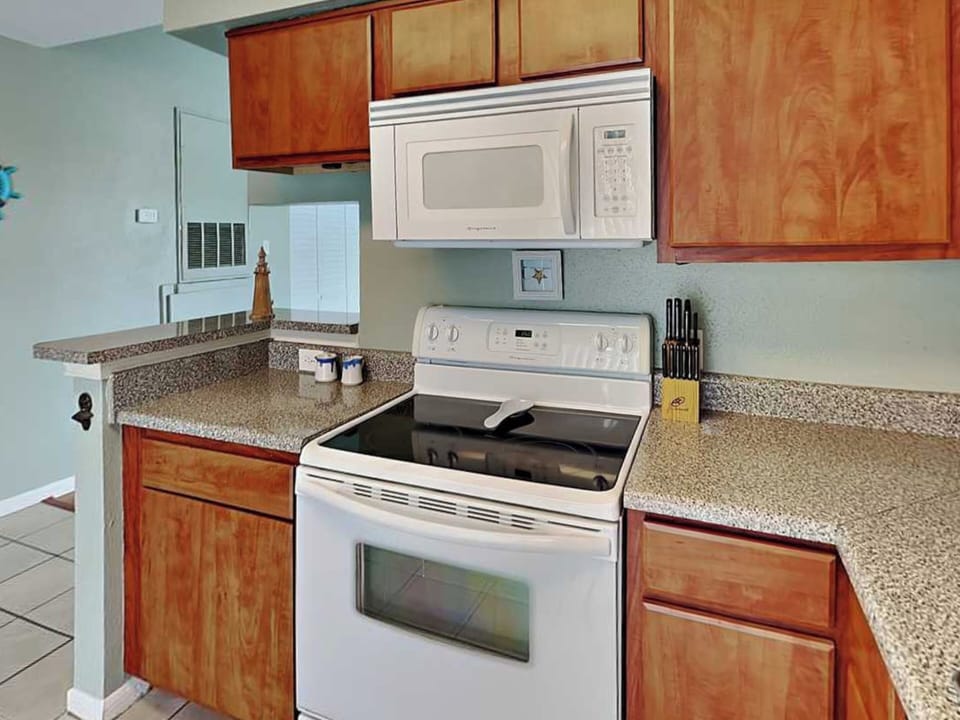 Full Kitchen - Microwave, Oven, Stove
