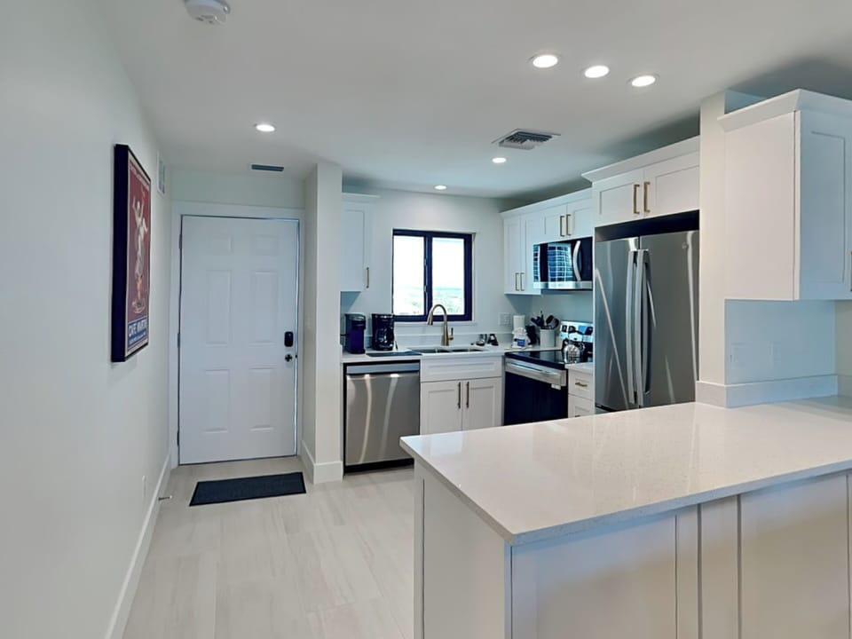 Entry Area to Kitchen