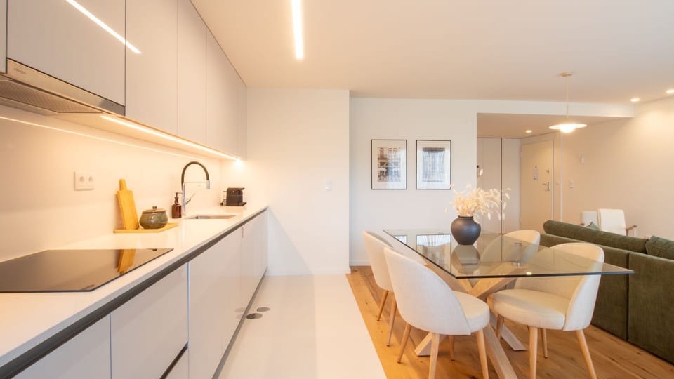 A large dining table that will comfortably fit all guests.
#homecooking #modern #portugal #pt