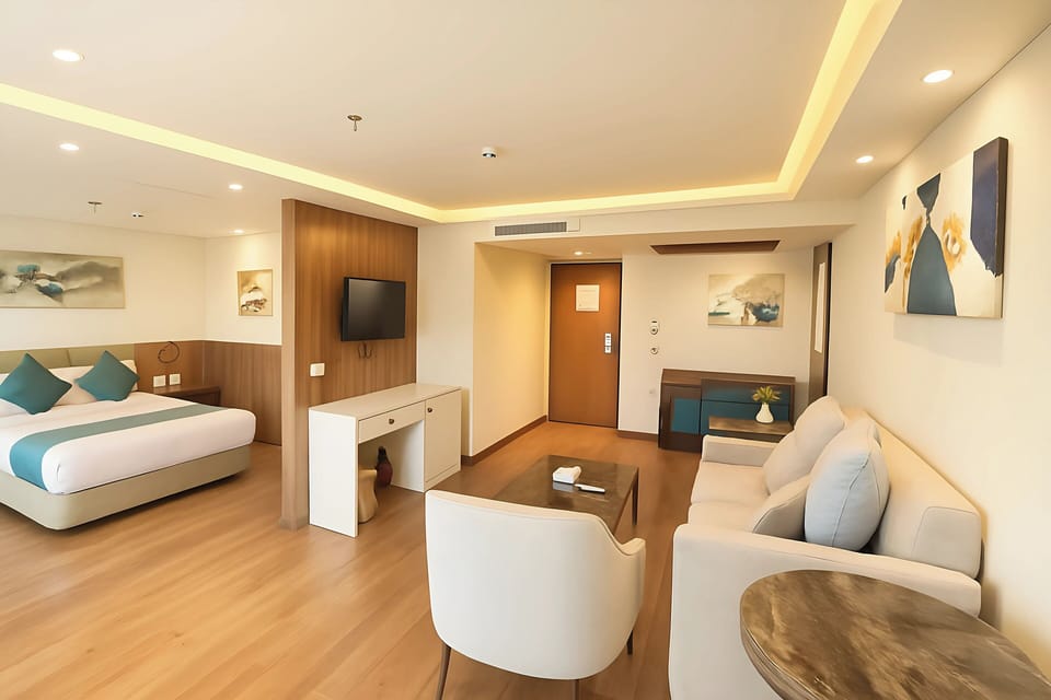 Deluxe Suite, River View | In-room safe