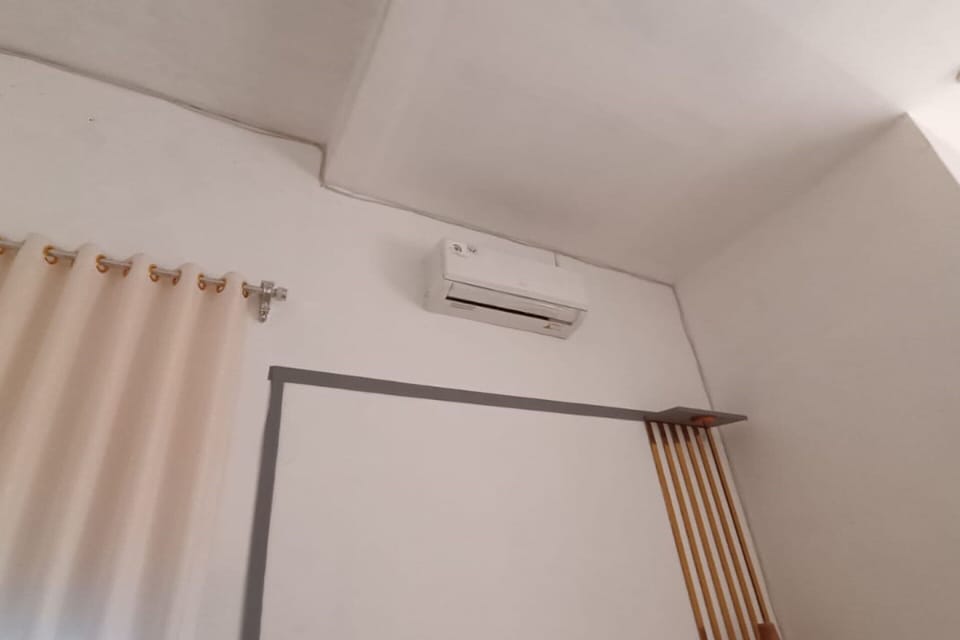 Deluxe Double Room | Desk, WiFi (free), bed sheets