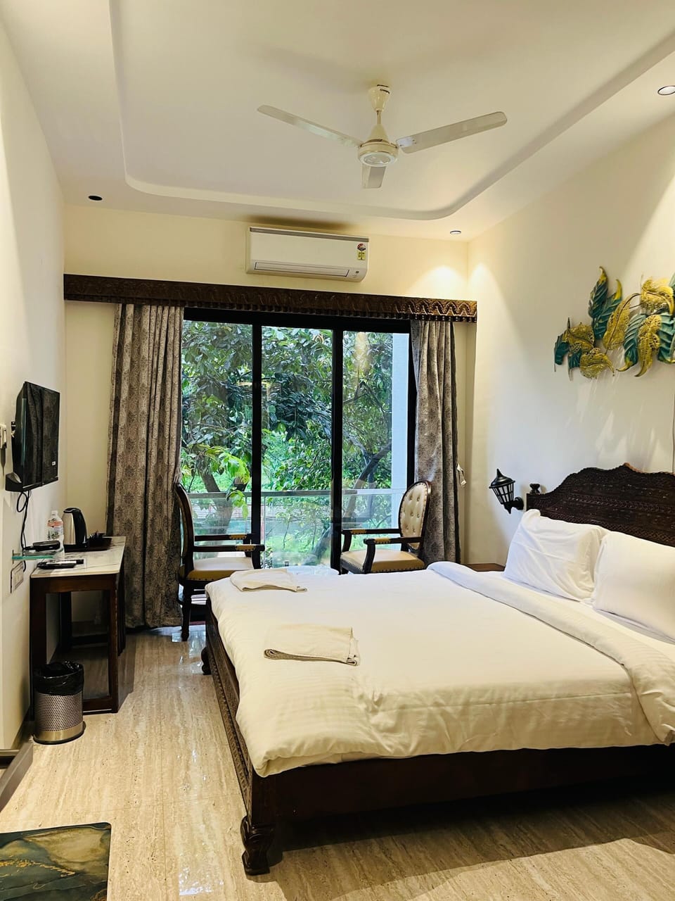 Luxury Room, Garden View | Laptop workspace, free WiFi
