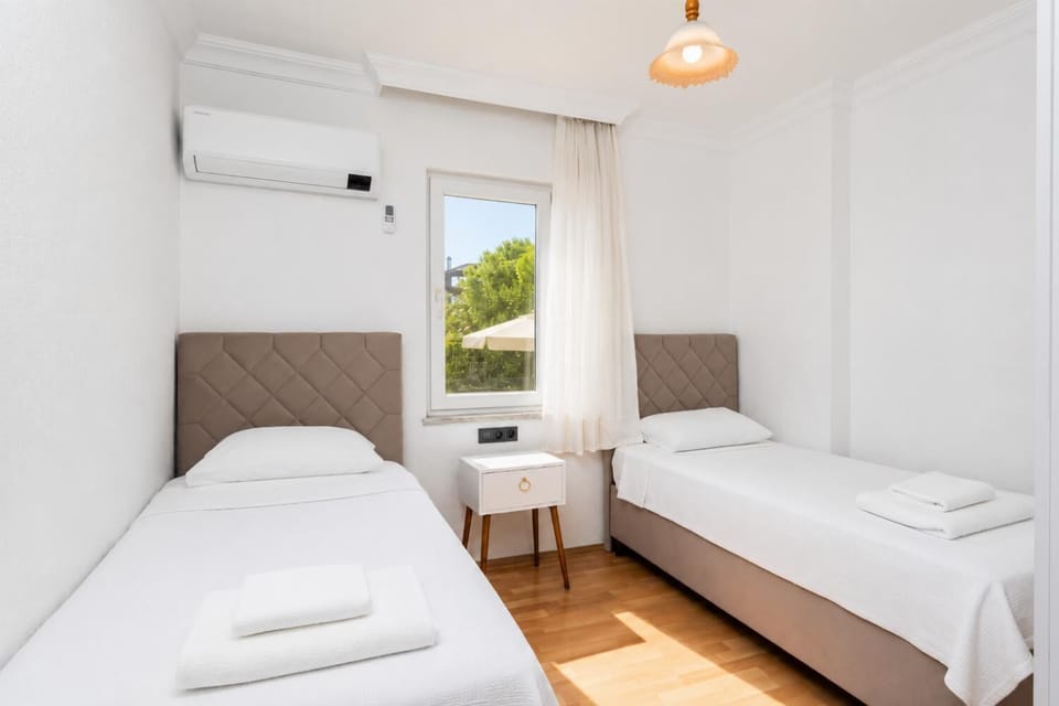 Twin bedroom with A/C