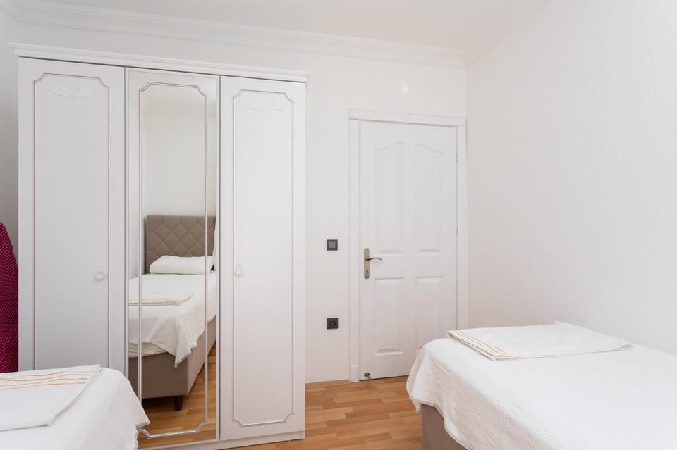 Twin bedroom with A/C