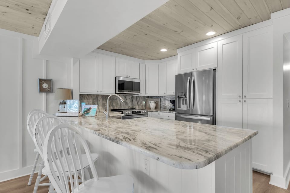 Eat-in kitchen bar seating