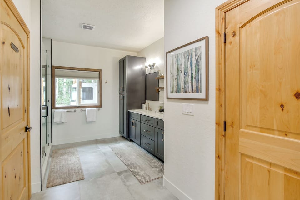 En-Suite Bathroom | 1st Floor | Towels Provided