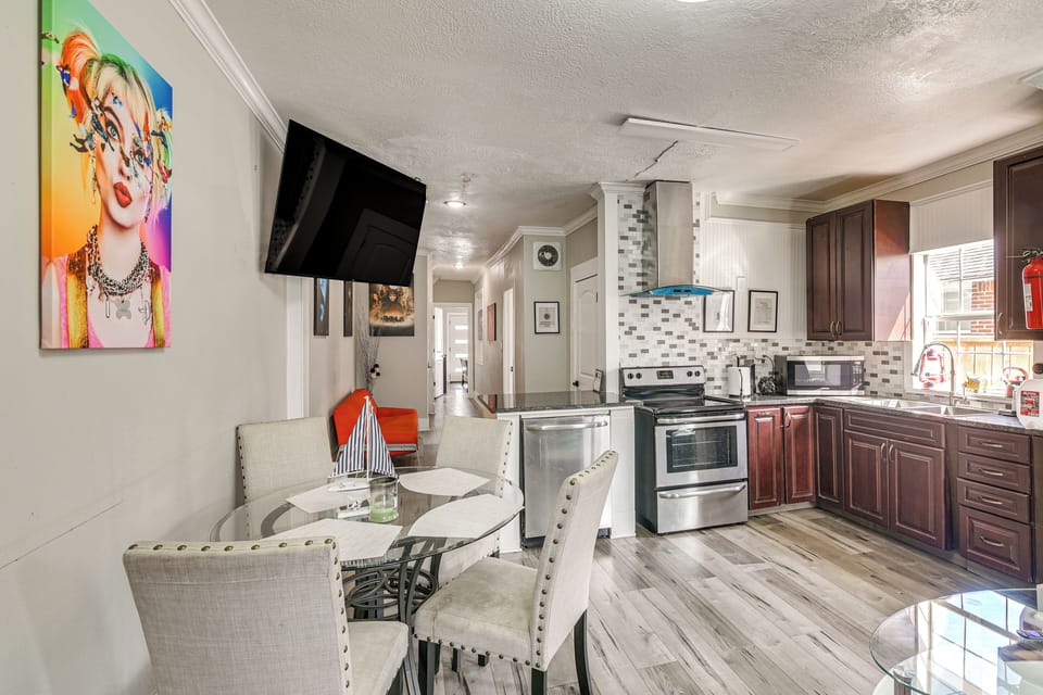 Dining Area | Dishware & Flatware | Single-Story Apartment