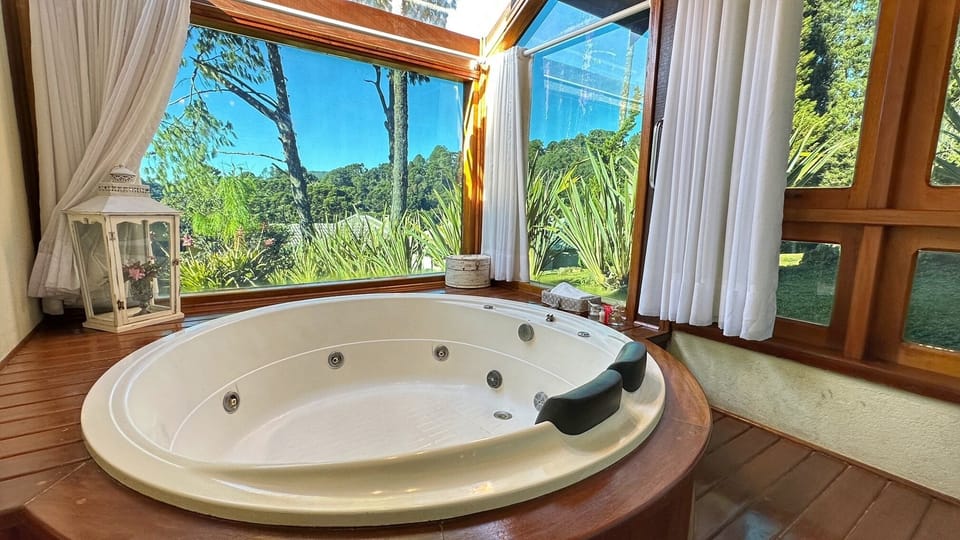 MASTER LUA CHALET | In-room safe, iron/ironing board, free WiFi, bed sheets