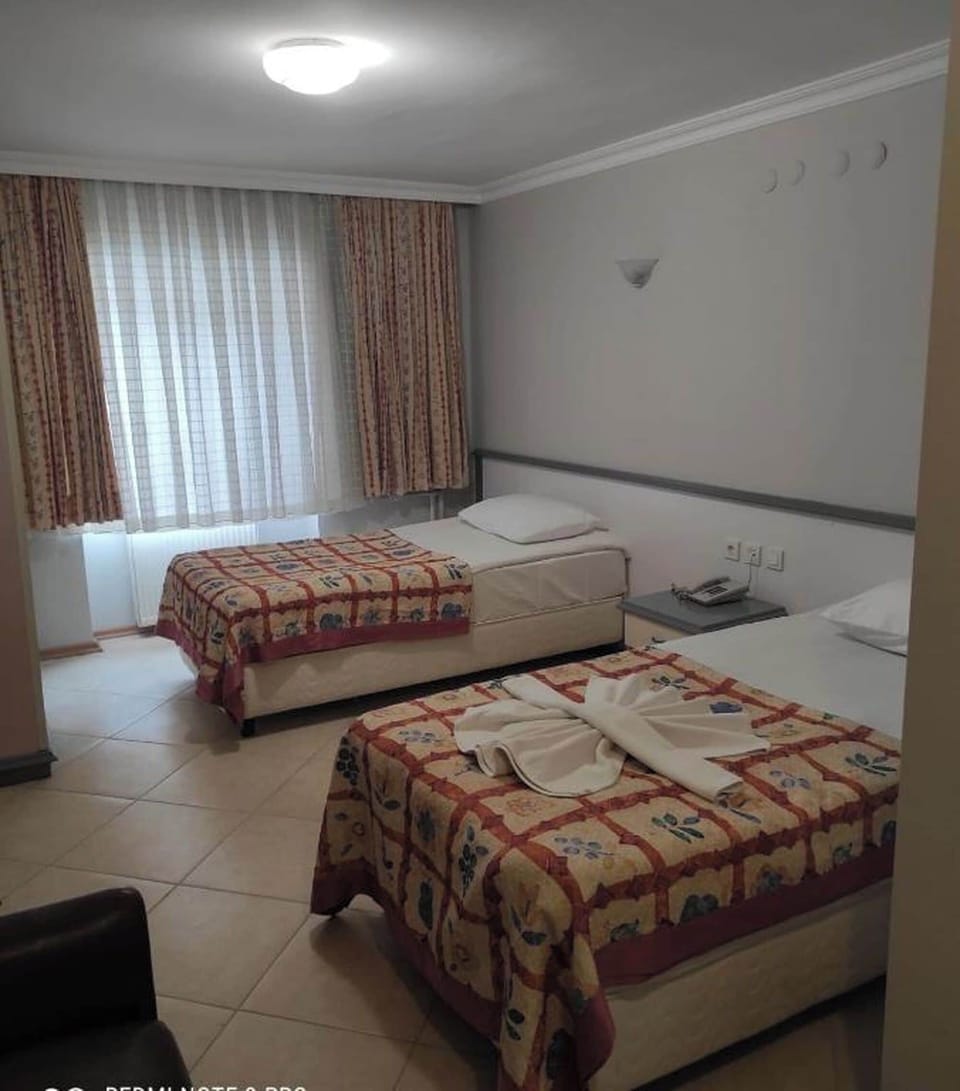 Standard Twin Room | In-room safe, laptop workspace, free WiFi